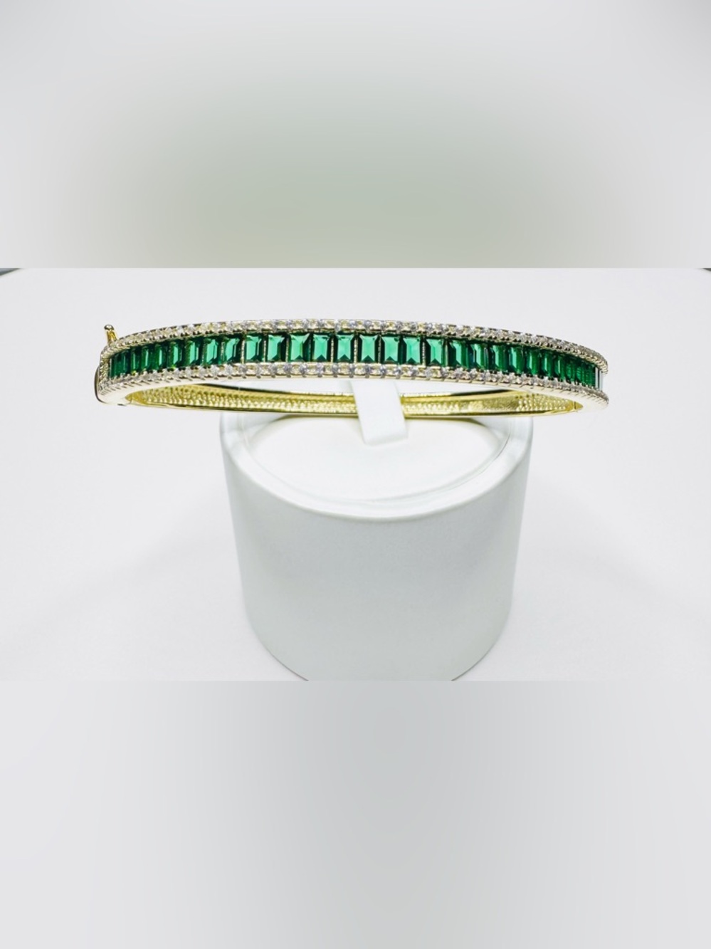 Green Emerald Bangle Bracelet - 18K Gold - Picture 4 of 8